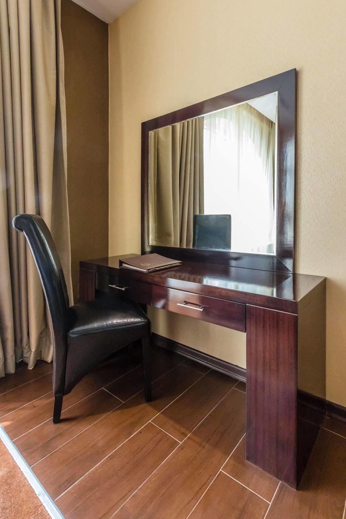 Nehal Hotel Абу Даби Екстериор снимка